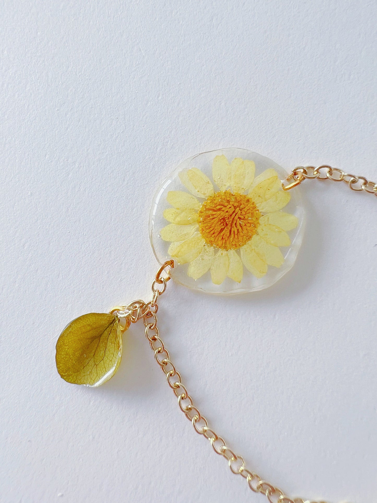 Daisy bracelet with leaf, April birth flower, real dried flower bracelet, preserved flower, gift for her, birthday gift, personalized gift