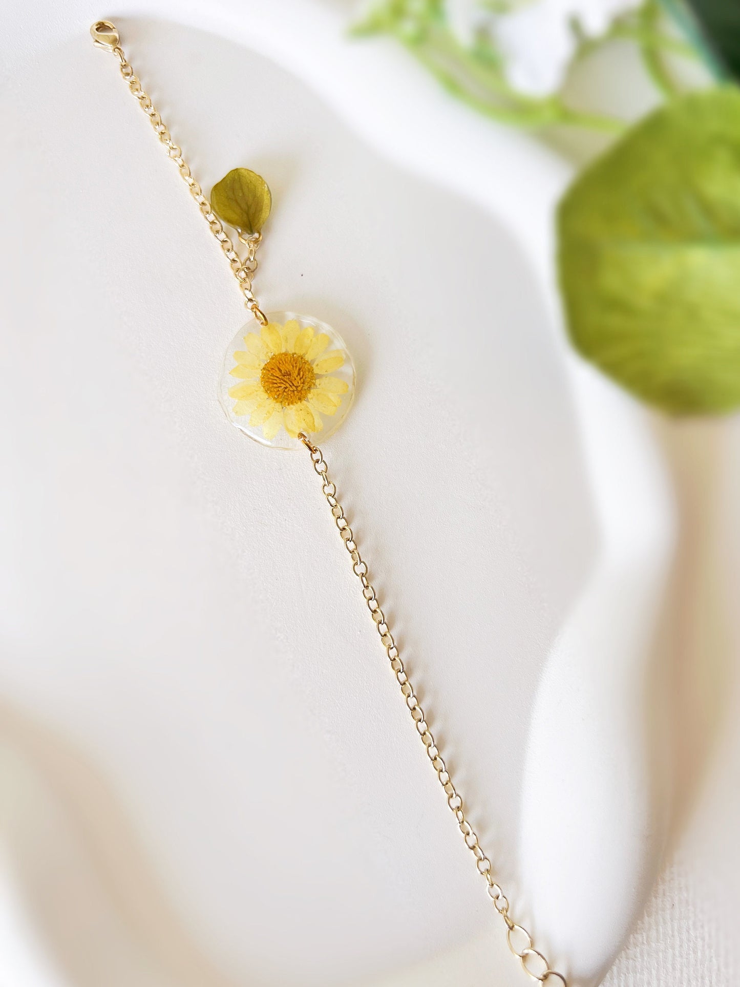 Daisy bracelet with leaf, April birth flower, real dried flower bracelet, preserved flower, gift for her, birthday gift, personalized gift