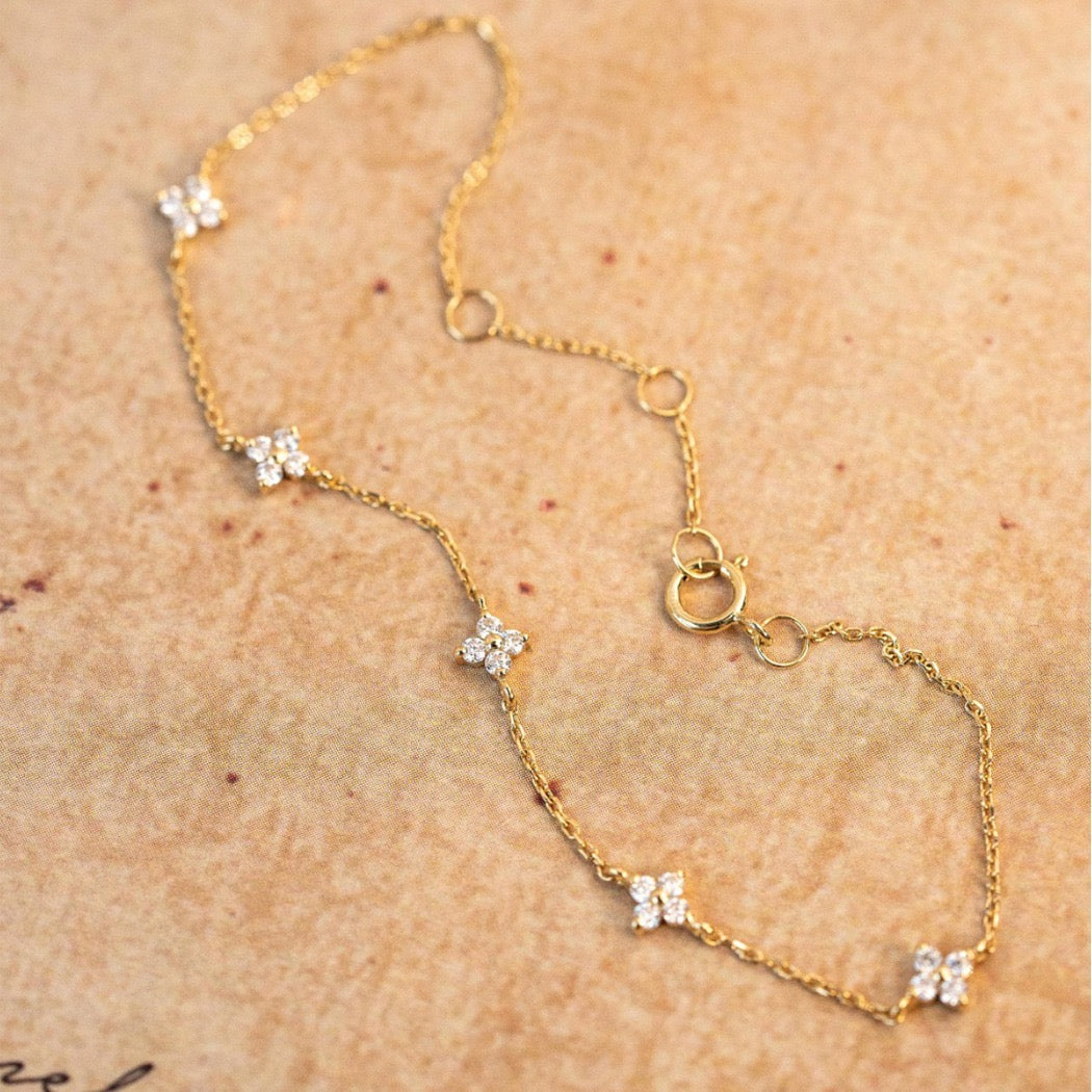 Crystal Clover Station Bracelet Description