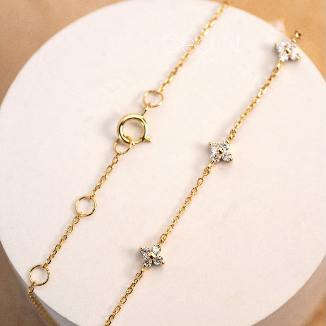 Crystal Clover Station Bracelet Description