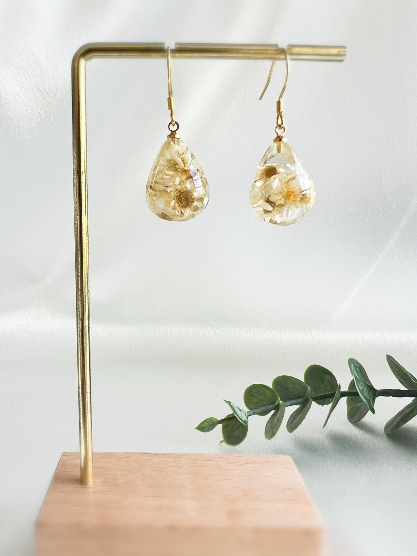 Dreamy Daisy Teardrop Earrings