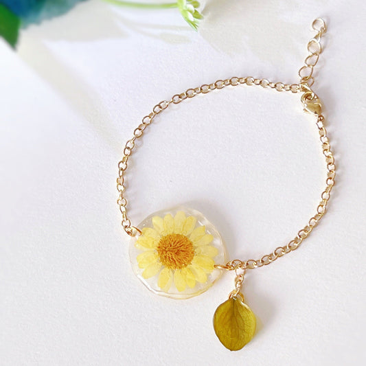 Daisy bracelet with leaf, April birth flower, real dried flower bracelet, preserved flower, gift for her, birthday gift, personalized gift